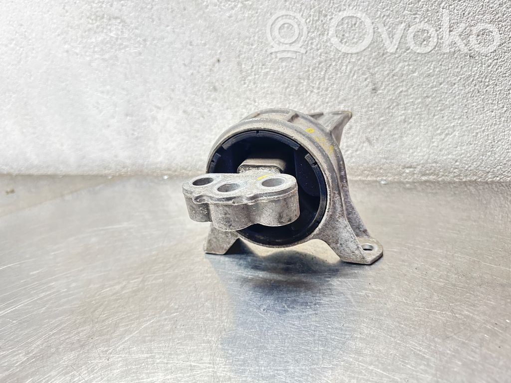 Engine mount bracket   V05453
