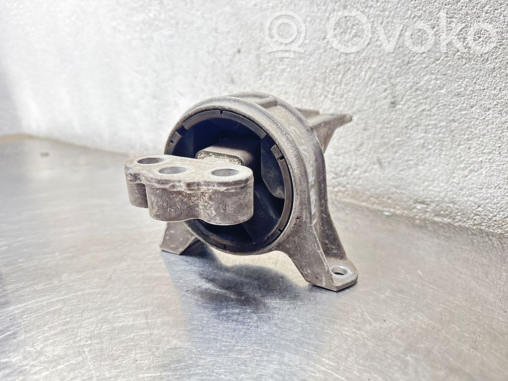 Engine mount bracket   V05453