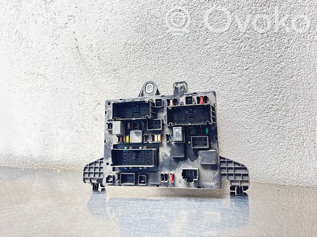 Opel Astra J Ramka / Moduł bezpieczników 