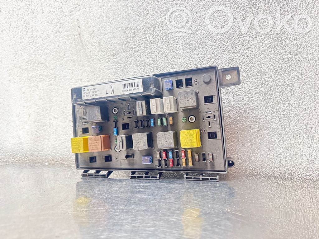 Opel Astra H Ramka / Moduł bezpieczników 