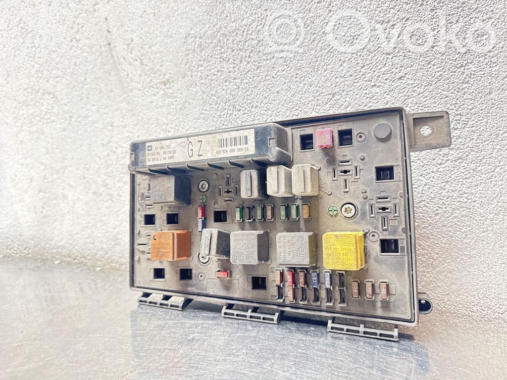Opel Zafira B Fuse module 