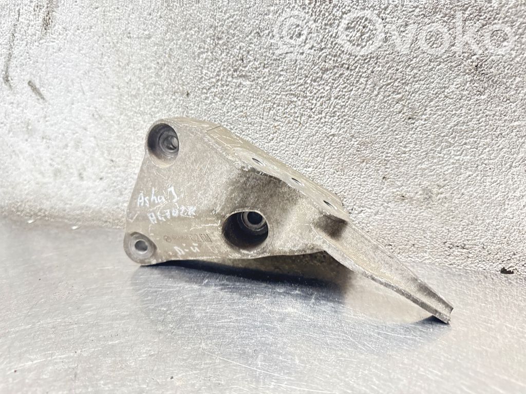 Opel Astra J Engine mounting bracket 