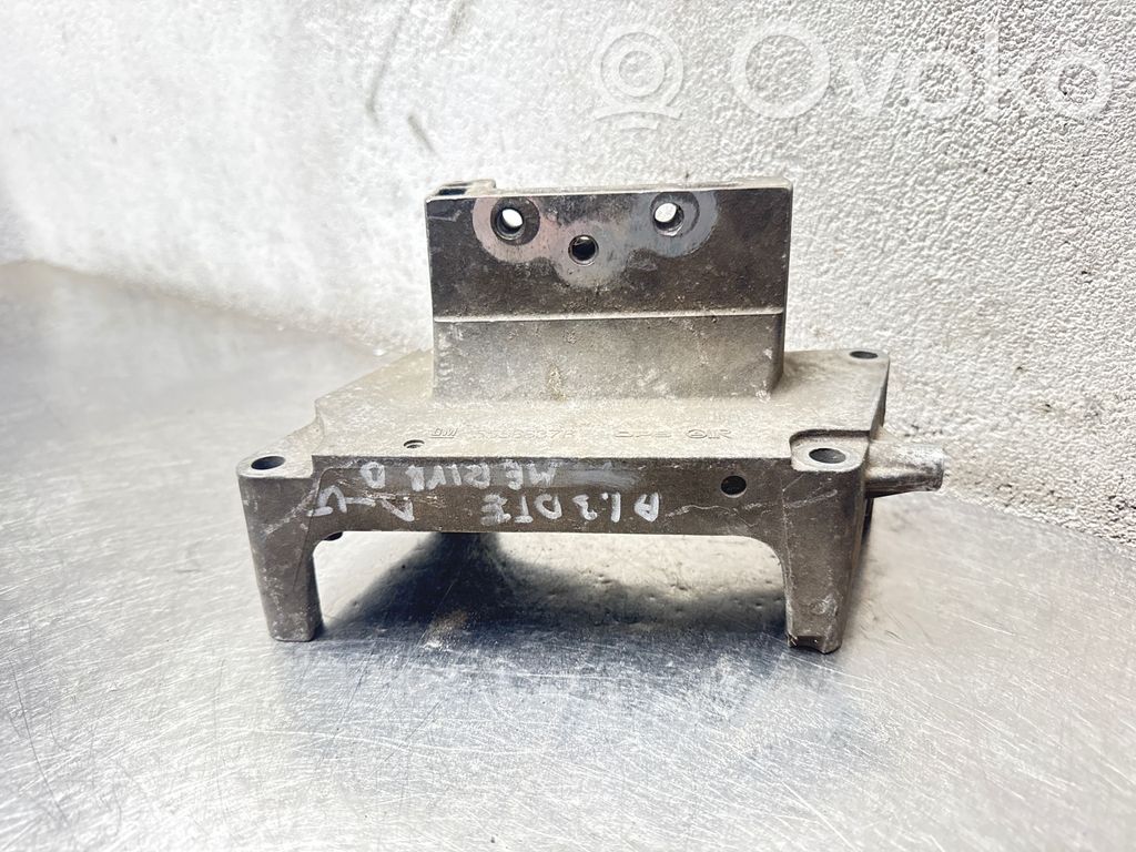 Opel Meriva B Engine mounting bracket 