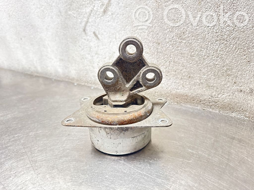 Engine mount bracket   V04640