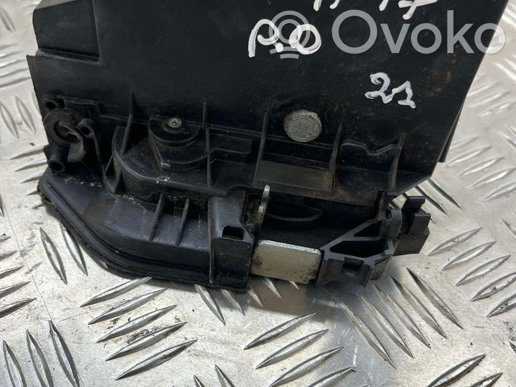 Priekšpusē slēdzene   7167066
