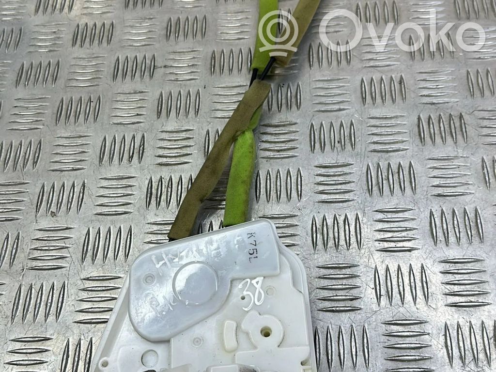 Mazda 3 II Priekšpusē slēdzene 