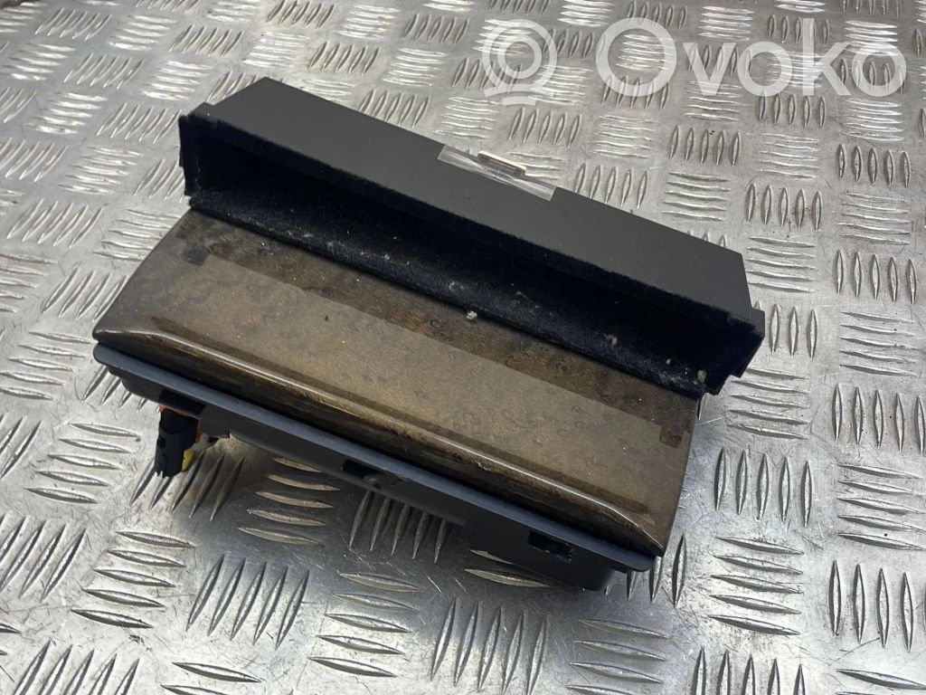 Audi A8 S8 D2 4D Peleninė panelėje 