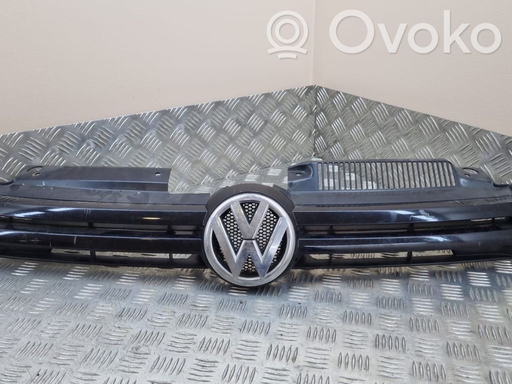 Volkswagen Golf VI Etupuskurin ylempi jäähdytinsäleikkö 