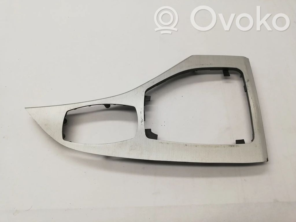 BMW X1 E84 Pavarų perjungimo svirties apdaila (plastikinė) 