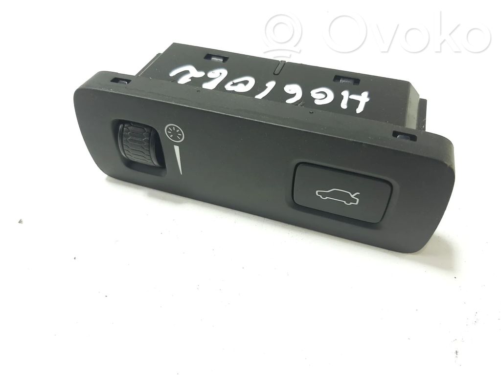 Tailgate/boot open switch button   P31376510