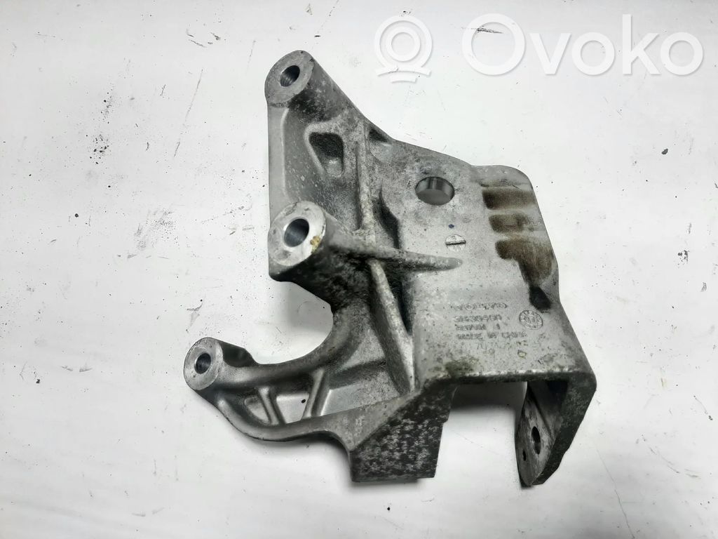Volvo XC60 Engine mounting bracket 