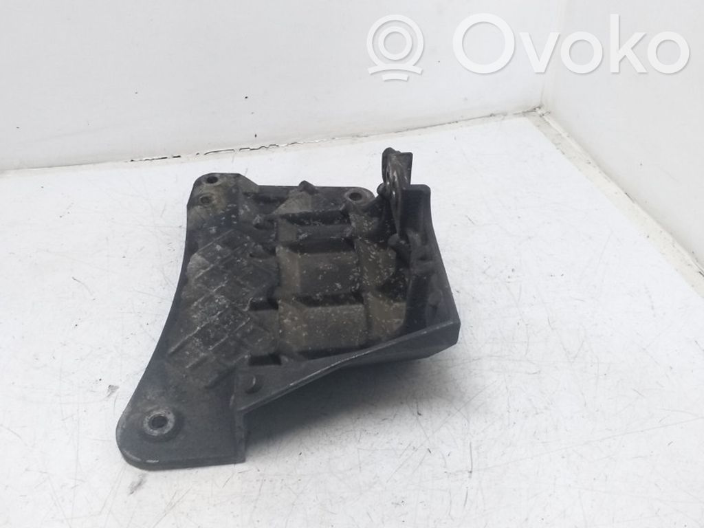 Nissan Primera Engine mounting bracket 