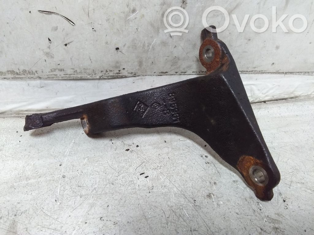 Opel Vivaro Engine mounting bracket 