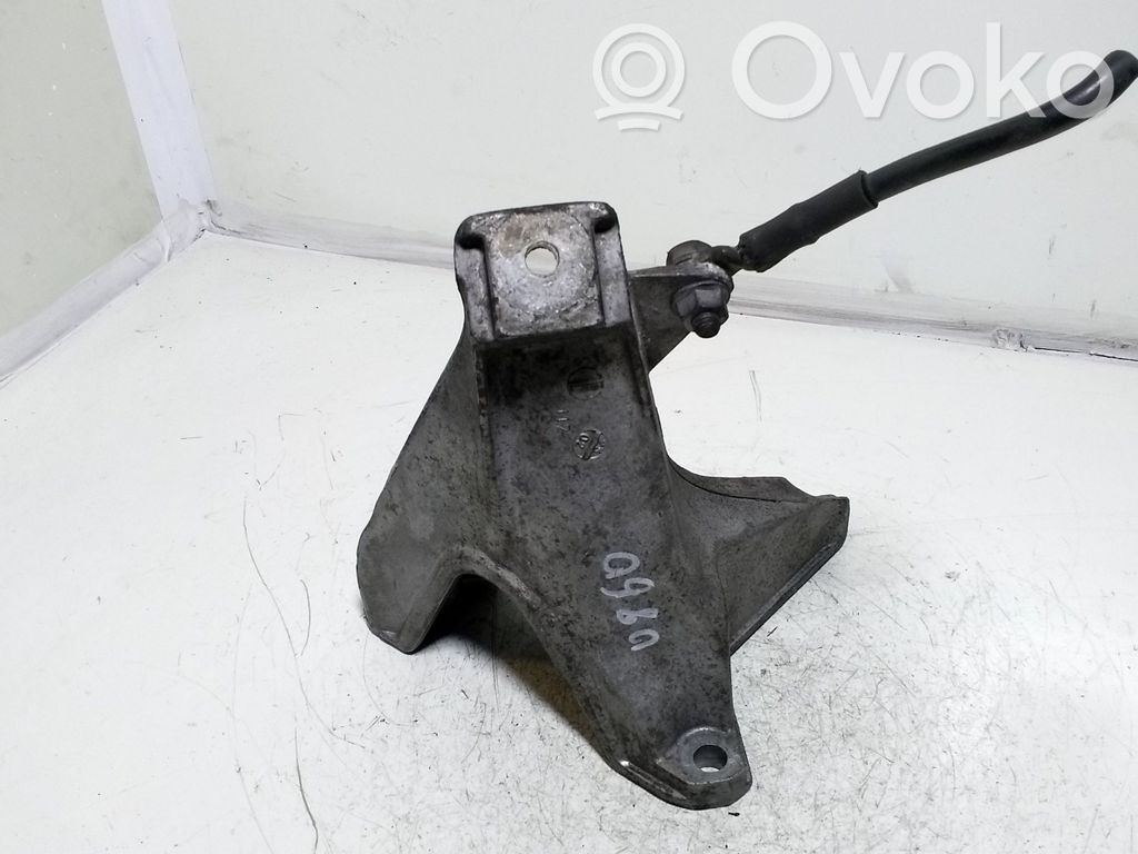 Volkswagen PASSAT B5.5 Engine mounting bracket 
