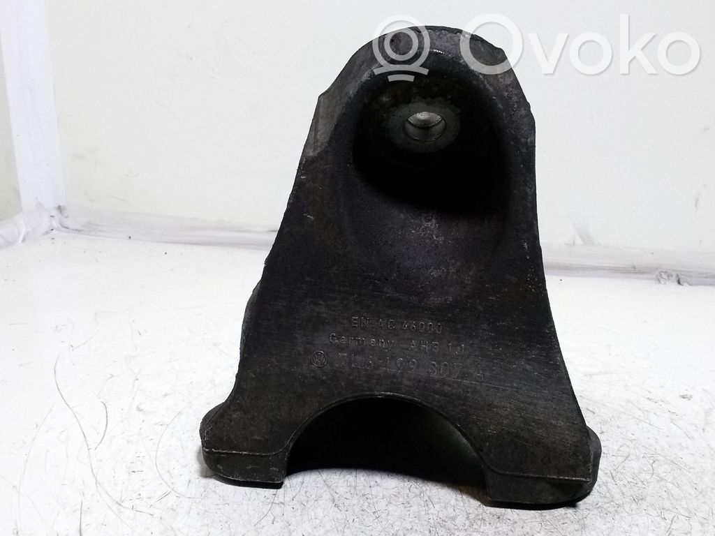 Volkswagen Touareg I Engine mounting bracket 