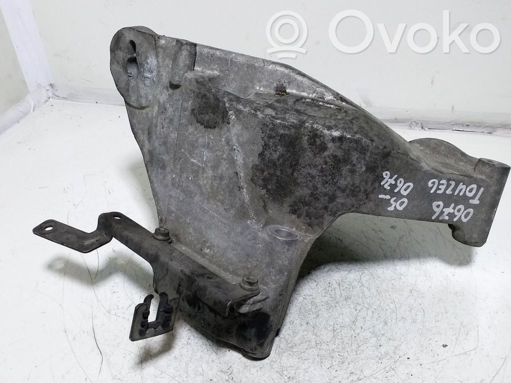 Volkswagen Touareg I Engine mounting bracket 