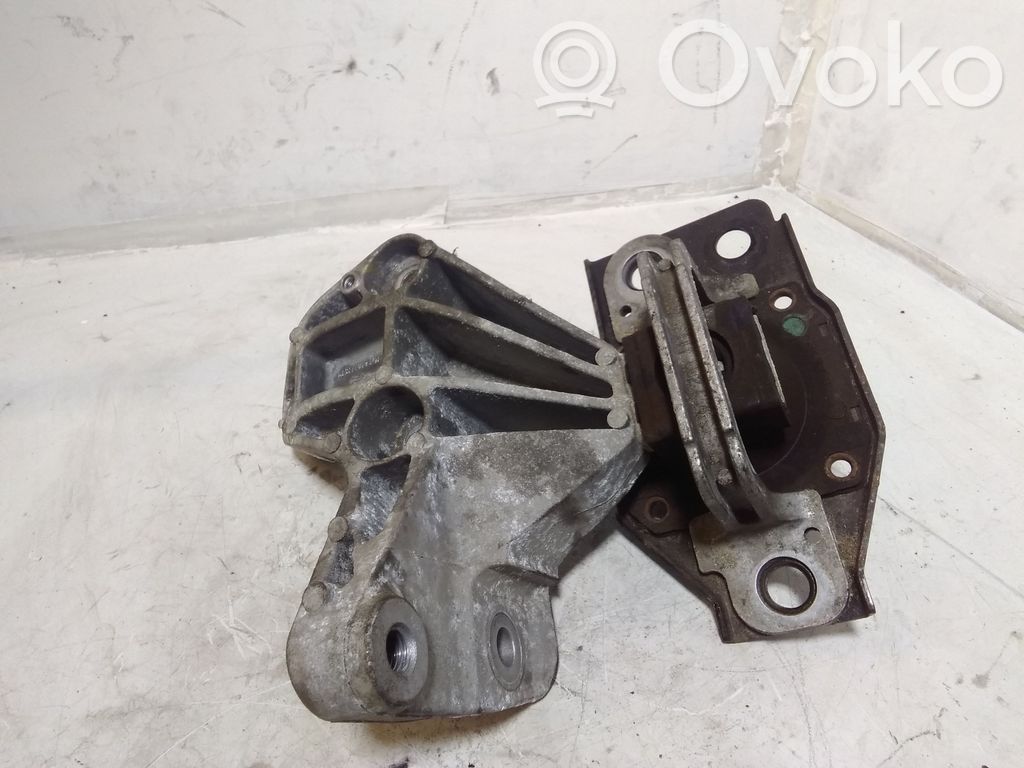 Nissan Qashqai+2 Moottorin kiinnikekorvake