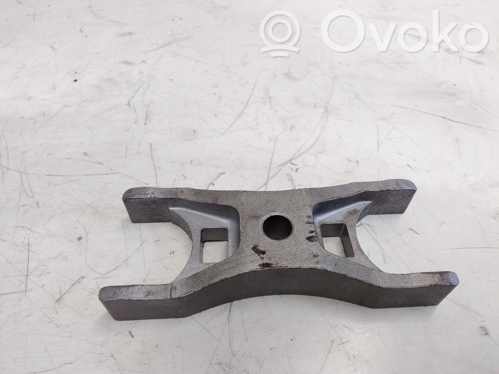 Abrazadera del inyector de combustible   04L216