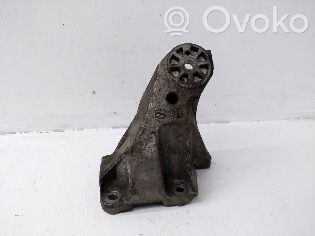 Audi Q7 4L Engine mounting bracket 