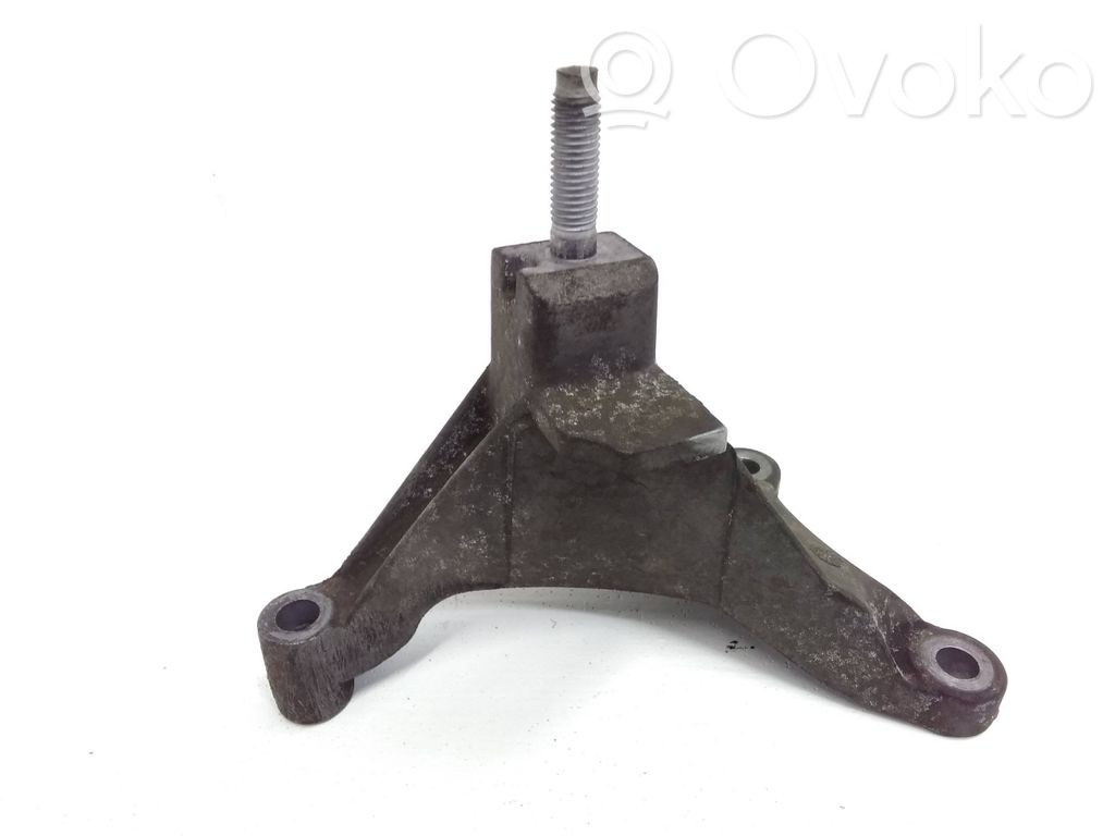 Ford Focus Engine mounting bracket 