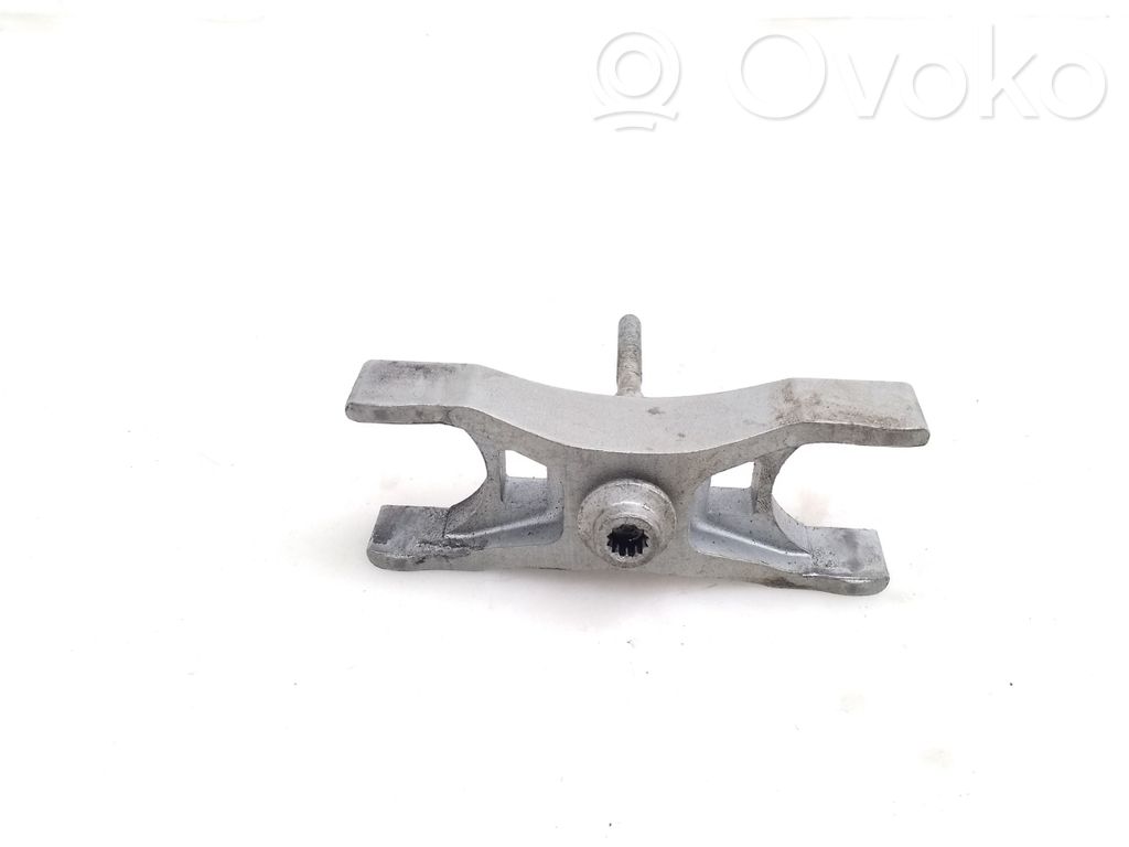 Abrazadera del inyector de combustible   04L216