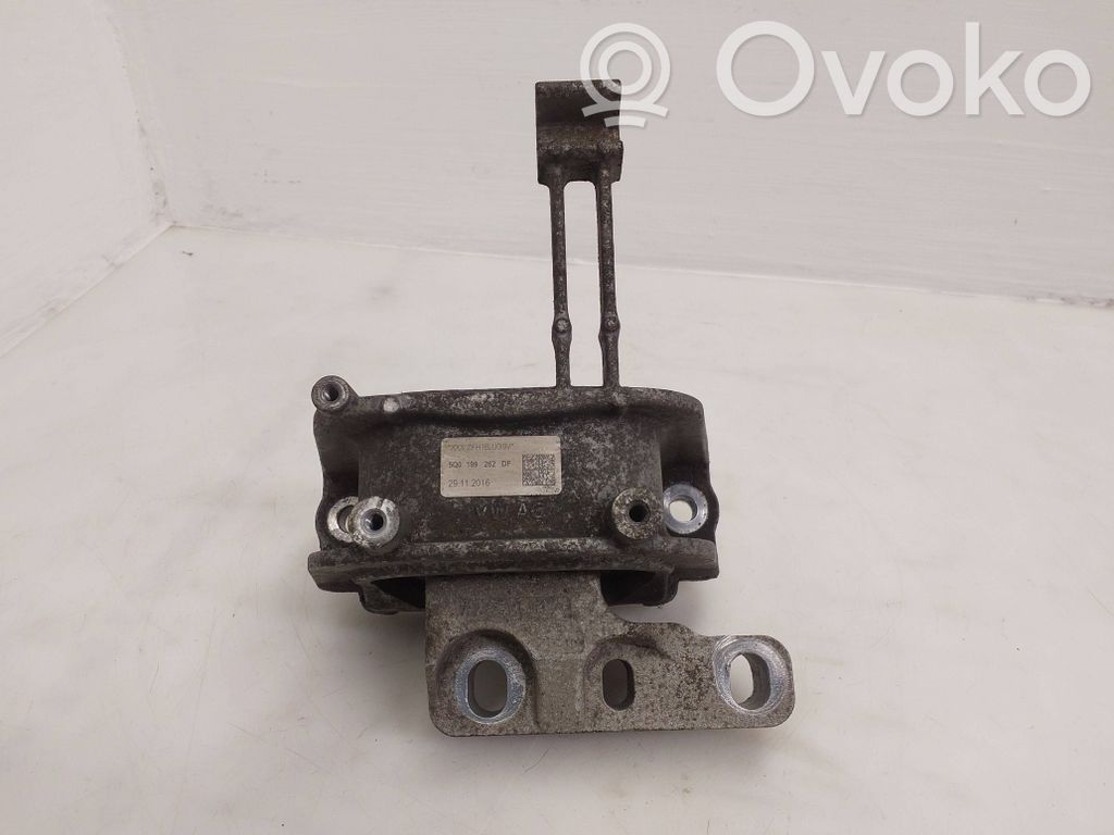 Volkswagen Tiguan Engine mount bracket 