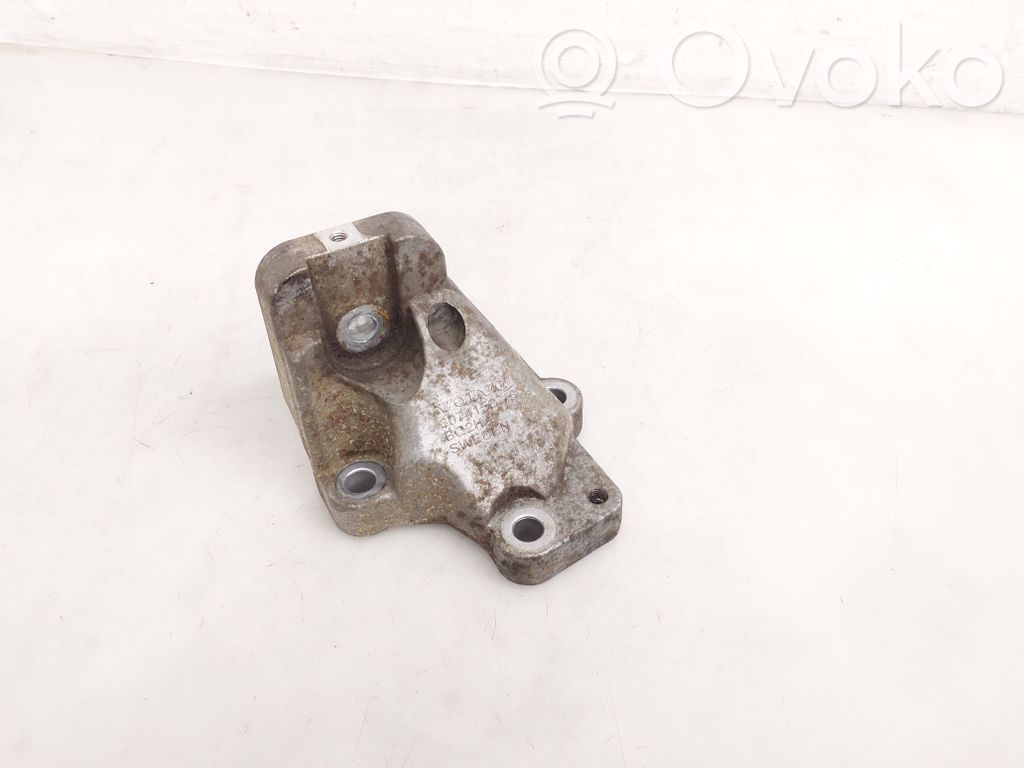 Volvo XC90 Engine mounting bracket 