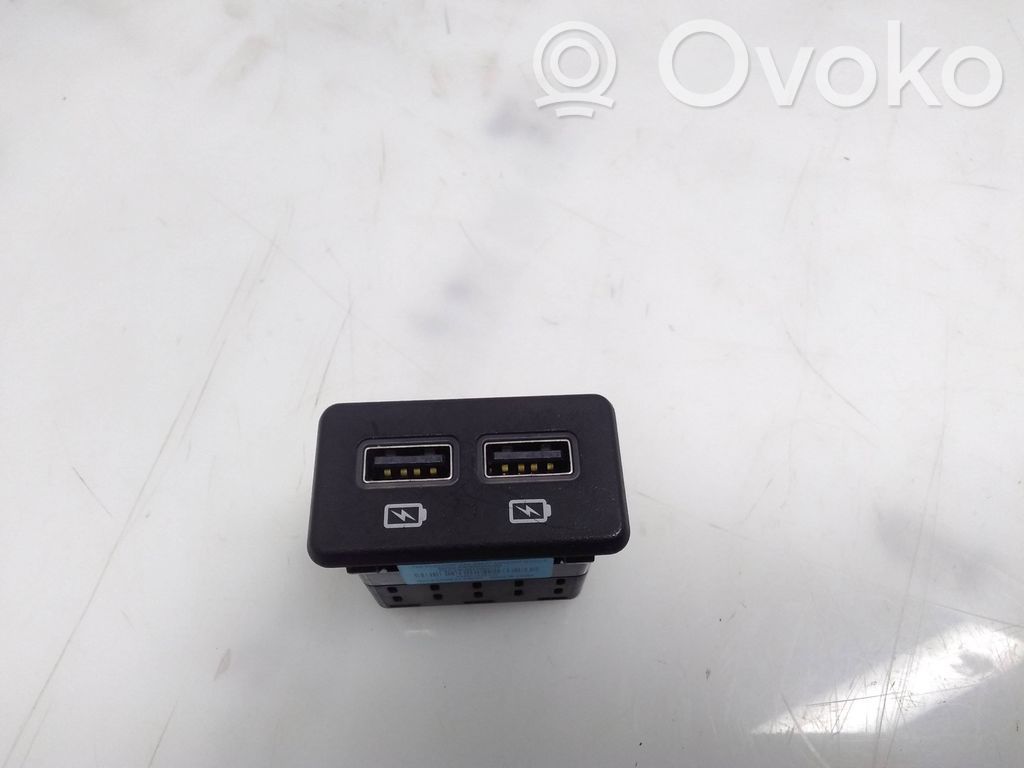 Peugeot 3008 II USB-pistokeliitin 