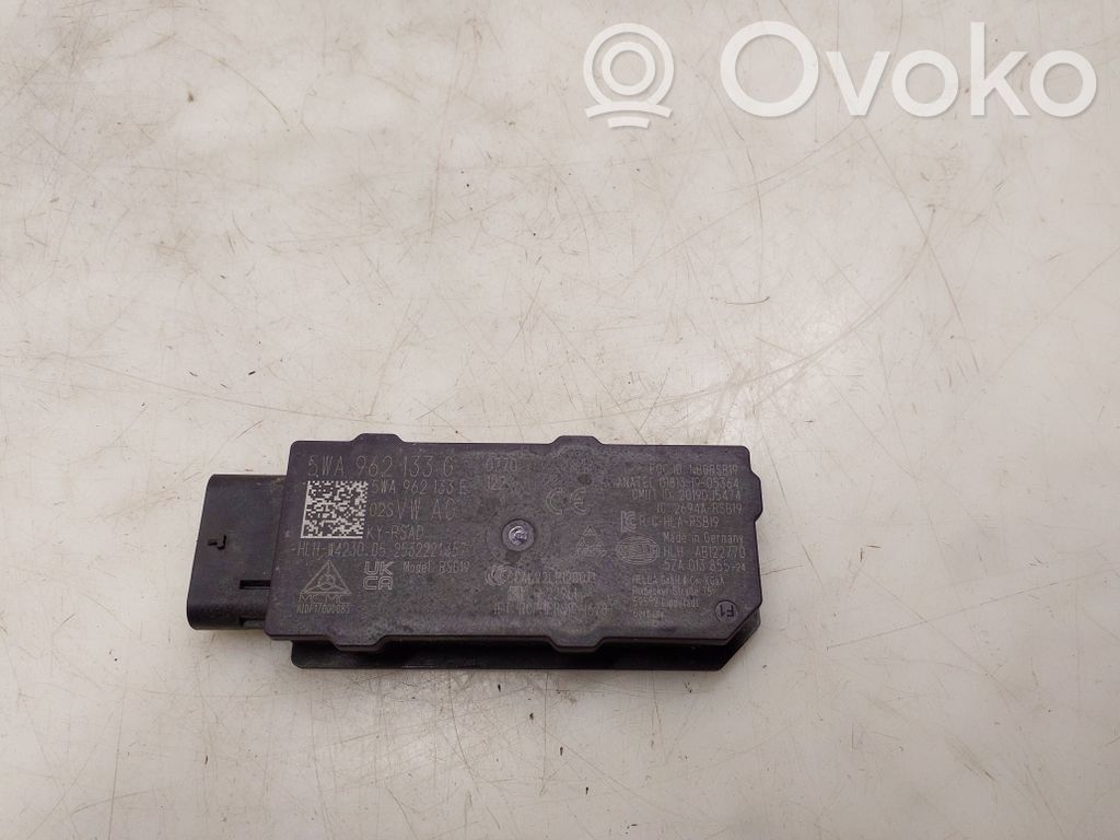 Volkswagen Tiguan Keyless system antenna 