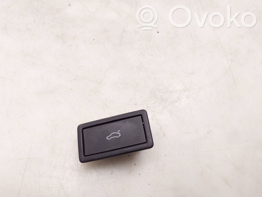Volkswagen Tiguan Tailgate opening switch 