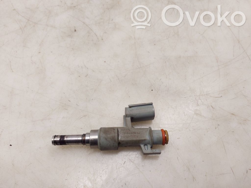Toyota Camry VIII XV70  Inyector de combustible 