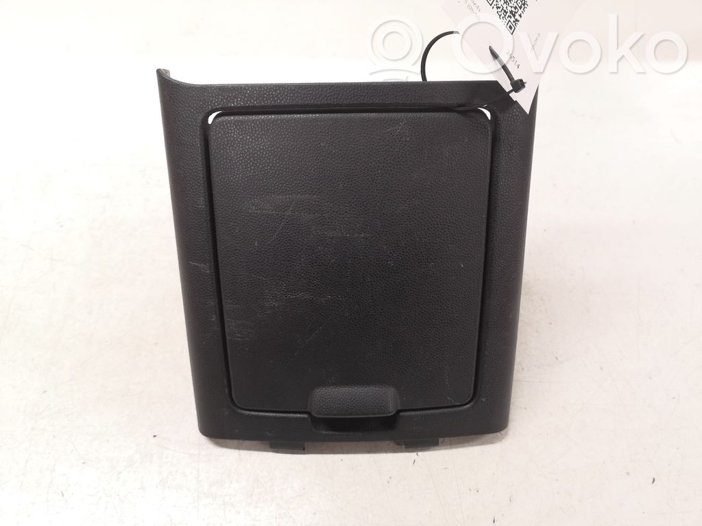 Mazda 5 Cup holder back 