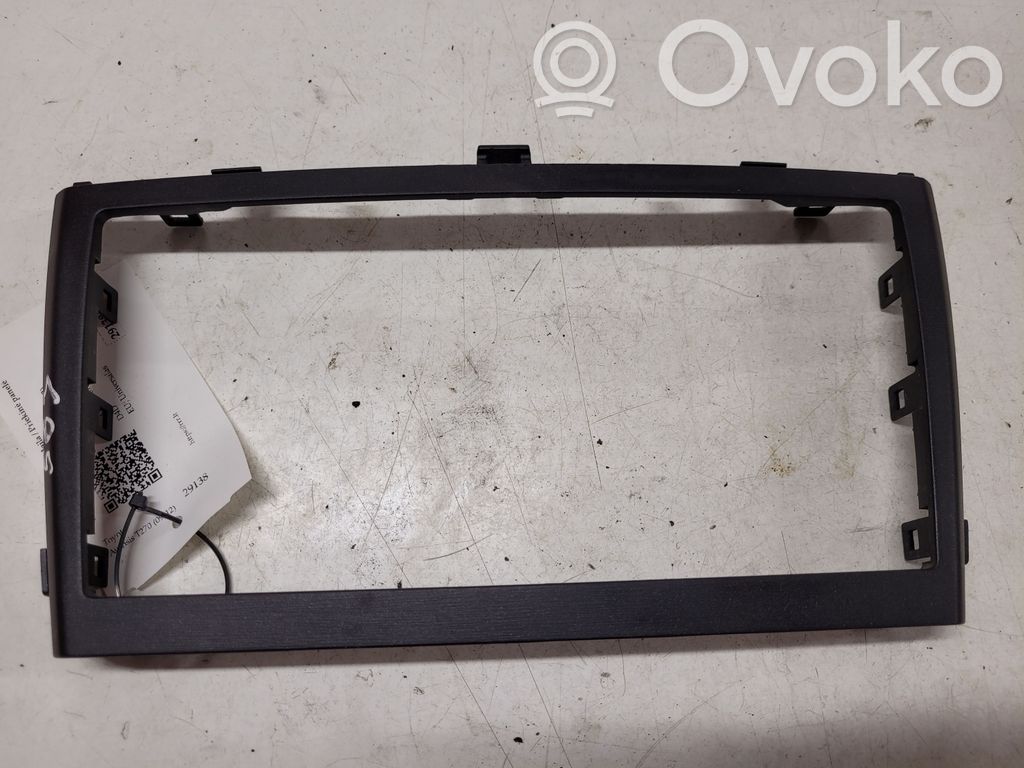Toyota Avensis T270 Radio/GPS head unit trim 
