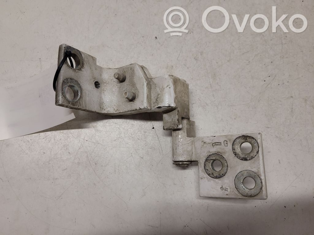 Loading door lower hinge