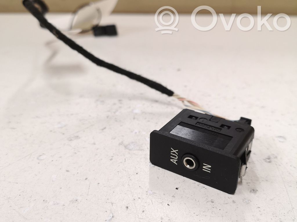 Enchufe conector entrada auxiliar   61316930561,9172021