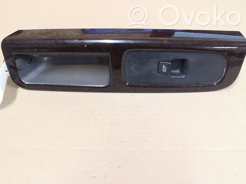 Electric window control switch   8679670