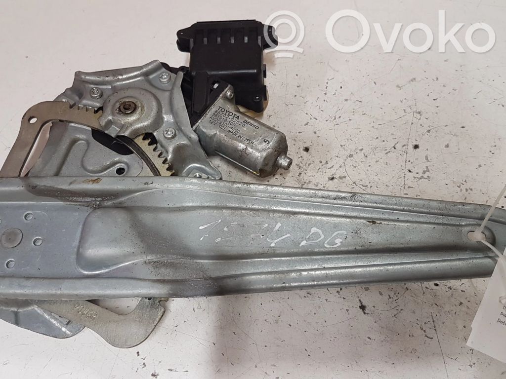 Toyota Avensis T270 Elektryczny podnośnik szyby drzwi tylnych 