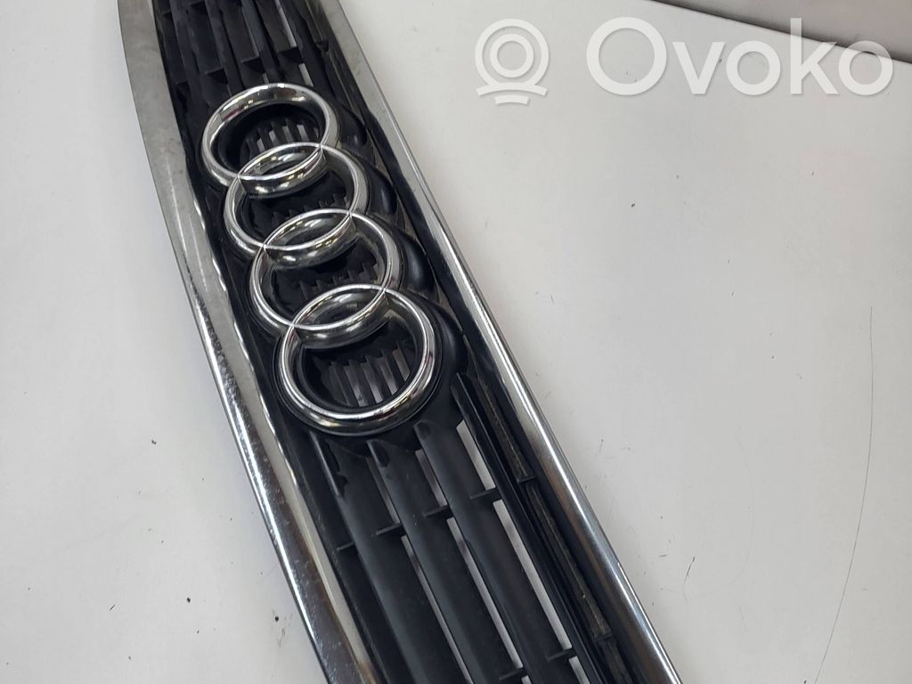 Audi A6 S6 C5 4B Etupuskurin ylempi jäähdytinsäleikkö 