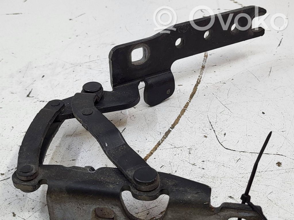 Engine bonnet/hood hinges   8240333