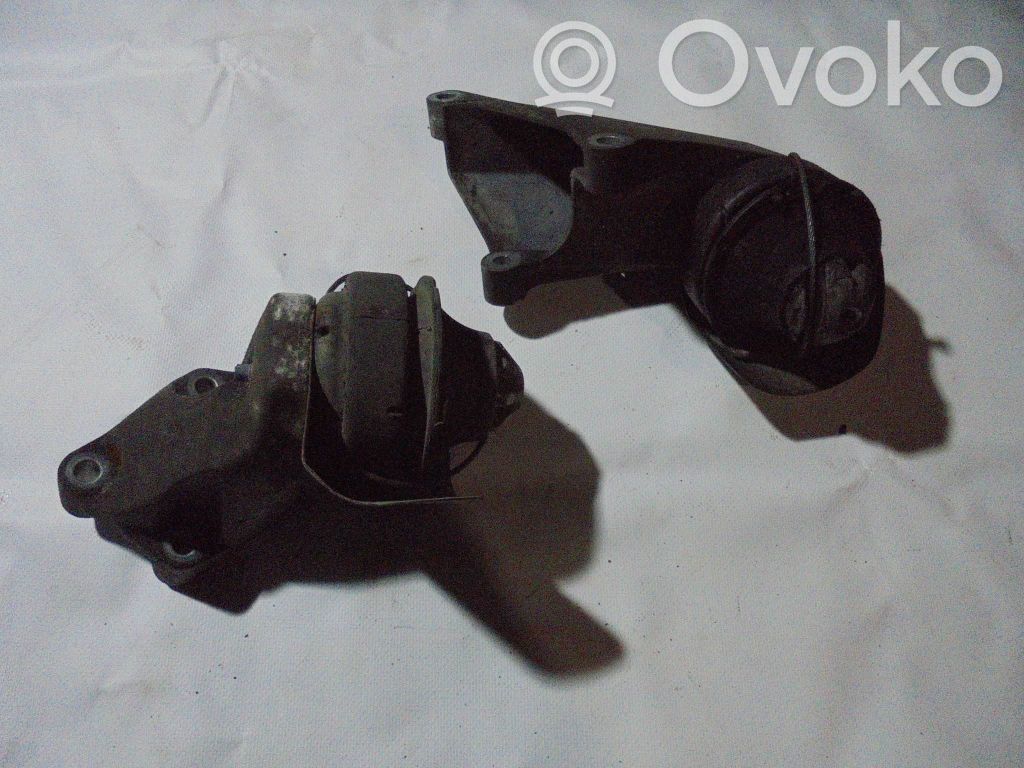 Volvo XC90 Engine mounting bracket 