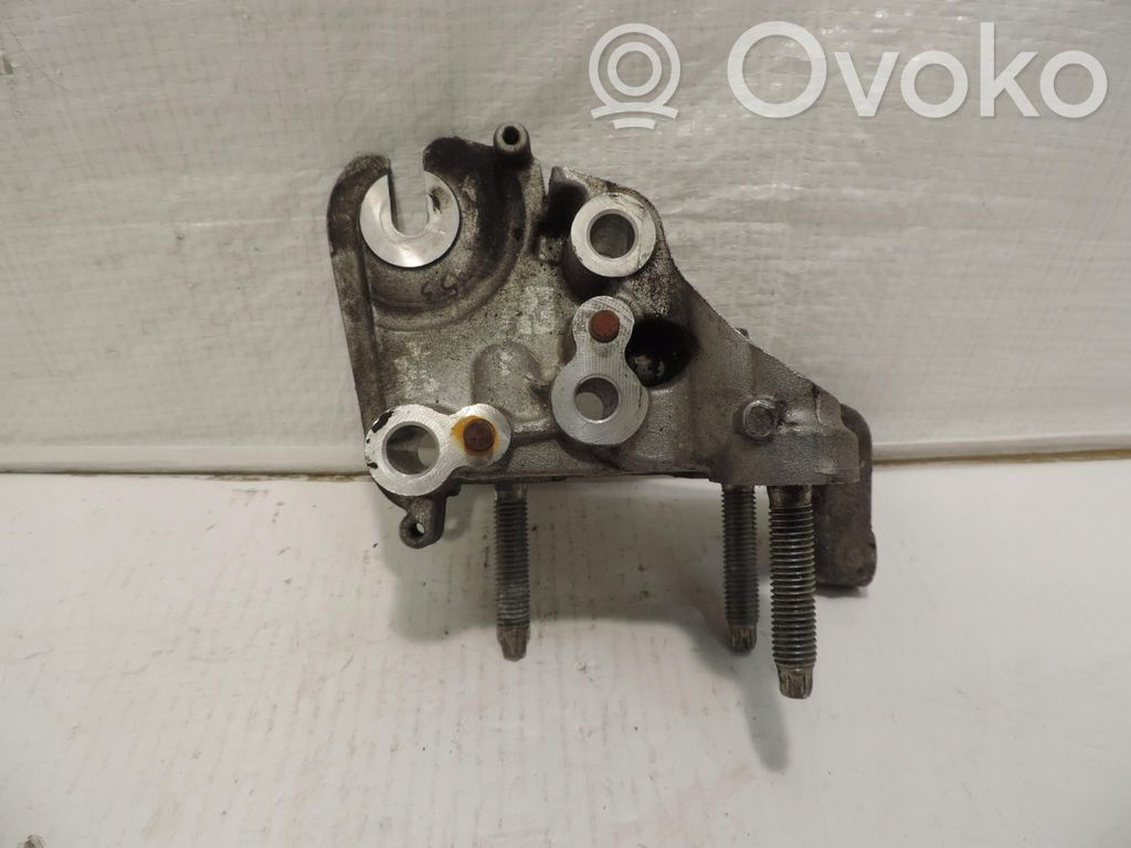 Ford Mondeo MK II Engine mounting bracket 
