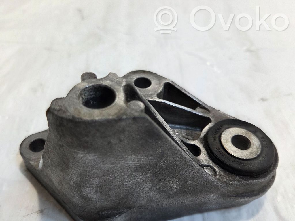 Ford Focus Engine mounting bracket 