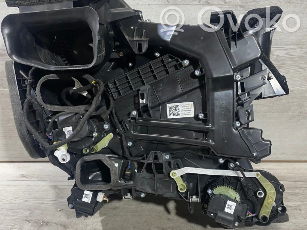 Tesla Model 3 Montaje de la caja de climatización interior 