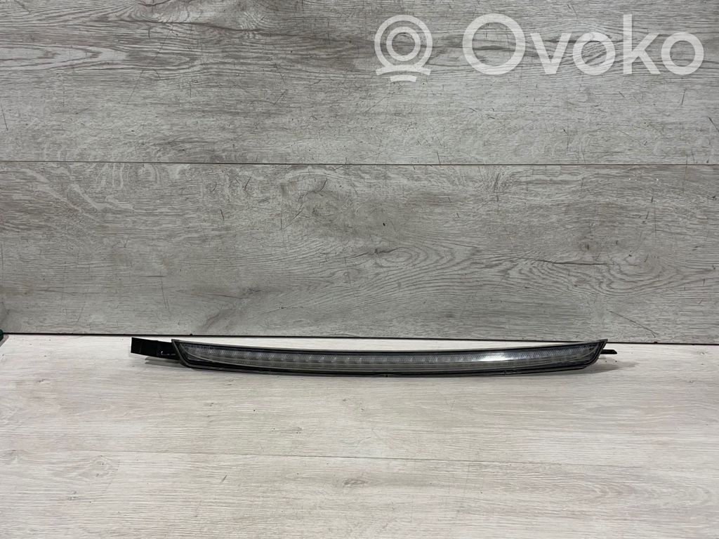 Kolmas/lisäjarruvalo   6917540