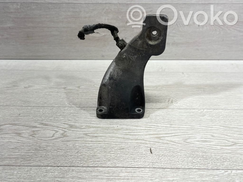 Engine mounting bracket   6777056,13807410,ENA046000