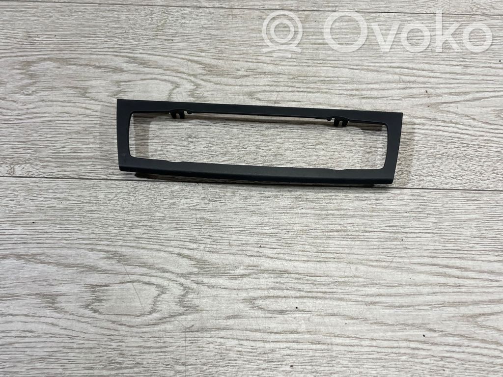 BMW 3 E90 E91 Kita panelės detalė 