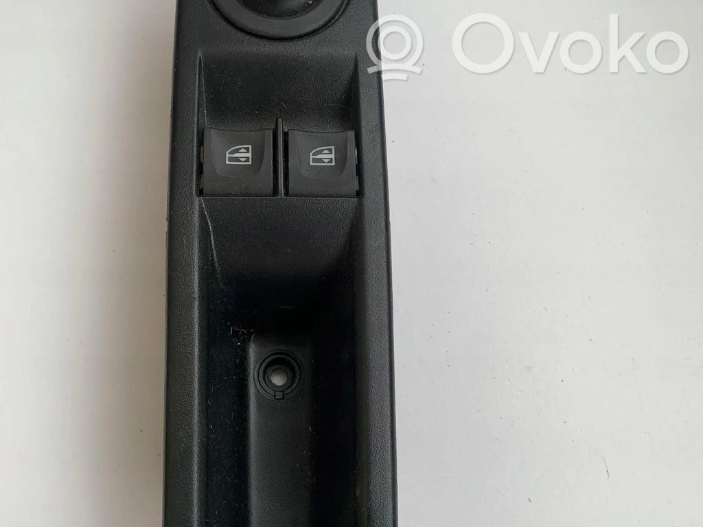 Renault Twingo III Quarter vent window switch 
