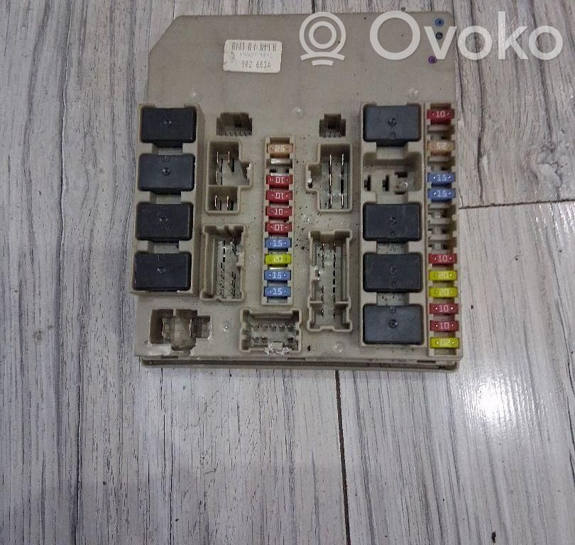 Renault Clio III Juego de caja de fusibles 