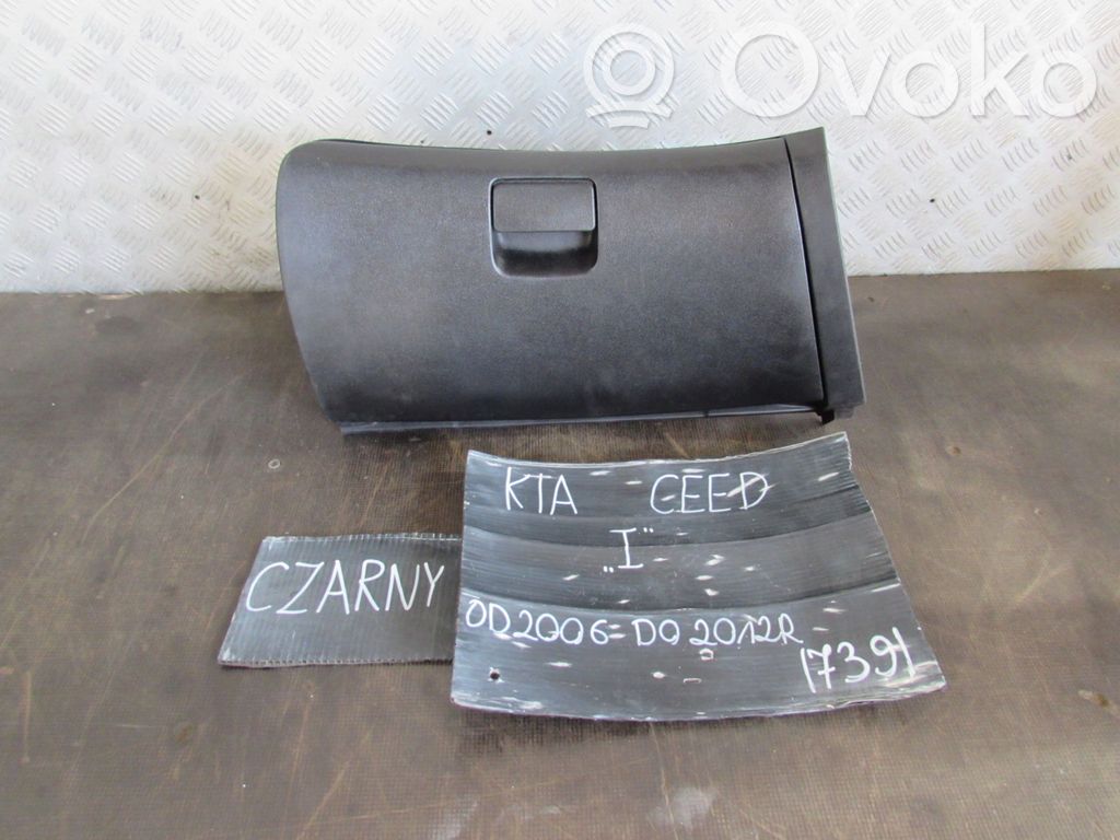 KIA Ceed Hansikaslokero 
