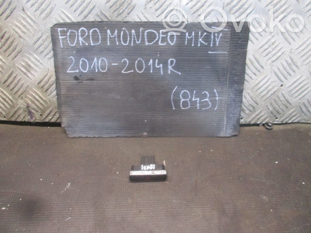Ford Mondeo MK IV Hätävilkkujen kytkin 